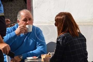 Desayuno en una cafetería de San Juan entre Carmen Hernández y Juan Martel (Foto TA)